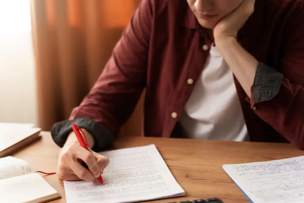 Homme corrigeant exercices grammaire